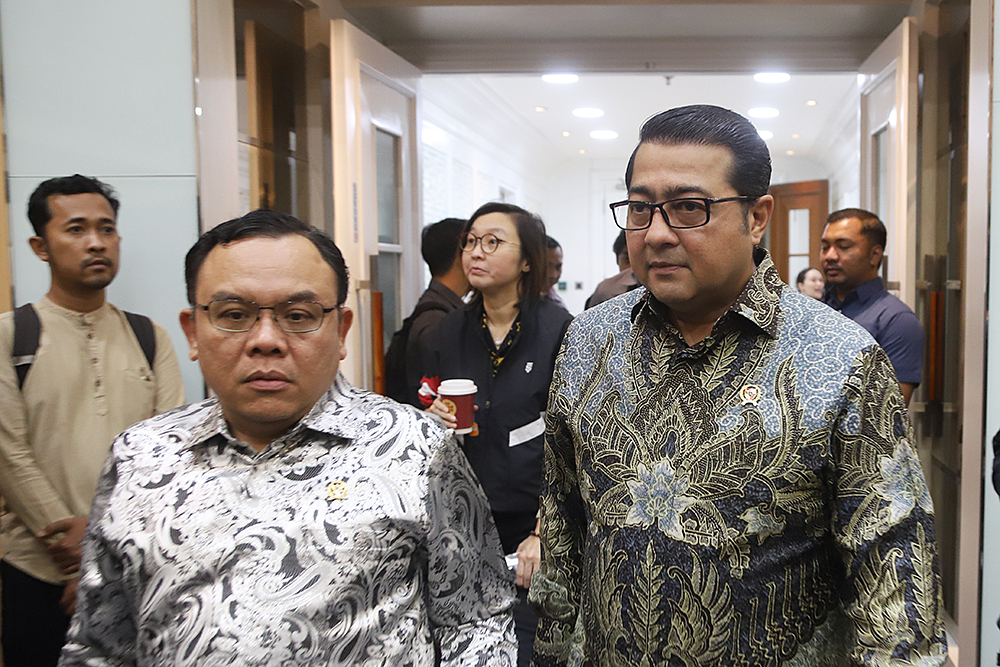 Menteri Ekonomi Kreatif Teuku Riefky Harsya mengikuti rapat kerja bersama komisi VII. (BeritaNasional/Elvis Sendouw)