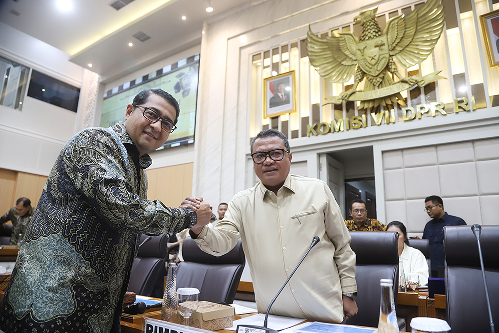 Menteri Ekonomi Kreatif Teuku Riefky Harsya mengikuti rapat kerja bersama komisi VII. (BeritaNasional/Elvis Sendouw)