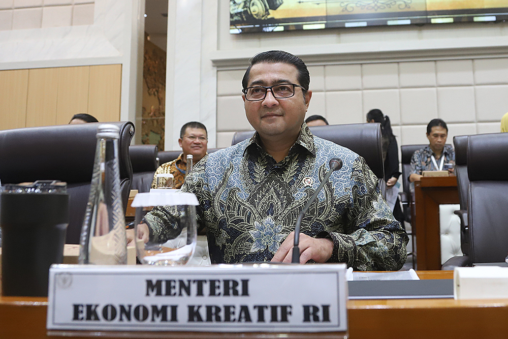 Menteri Ekonomi Kreatif Teuku Riefky Harsya mengikuti rapat kerja bersama komisi VII. (BeritaNasional/Elvis Sendouw)