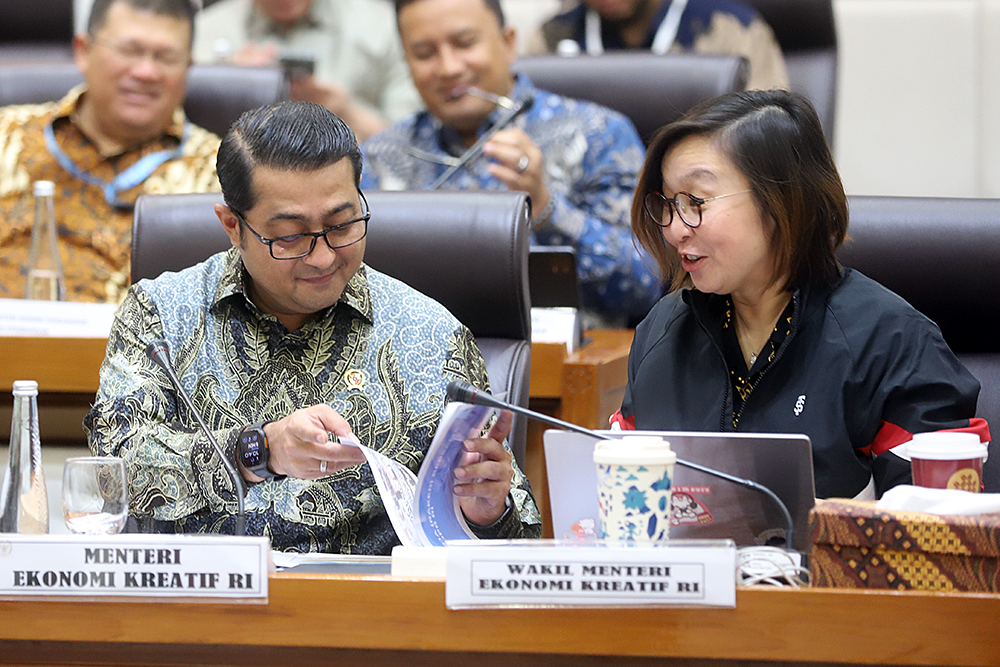 Menteri Ekonomi Kreatif Teuku Riefky Harsya mengikuti rapat kerja bersama komisi VII. (BeritaNasional/Elvis Sendouw)