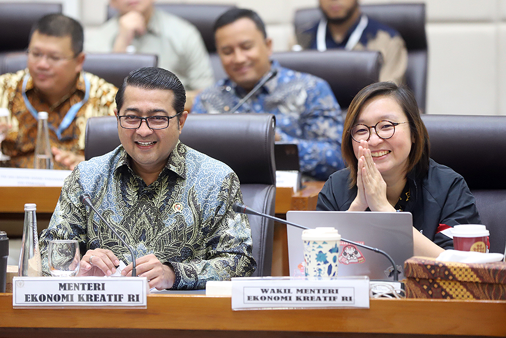 Menteri Ekonomi Kreatif Teuku Riefky Harsya mengikuti rapat kerja bersama komisi VII. (BeritaNasional/Elvis Sendouw)