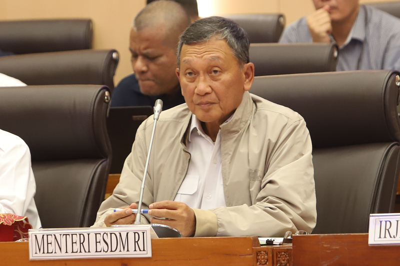 Menteri ESDM mengikuti rapat kerja bersama Komisi VII. (Indonesiaglobe/Elvis Sendouw)