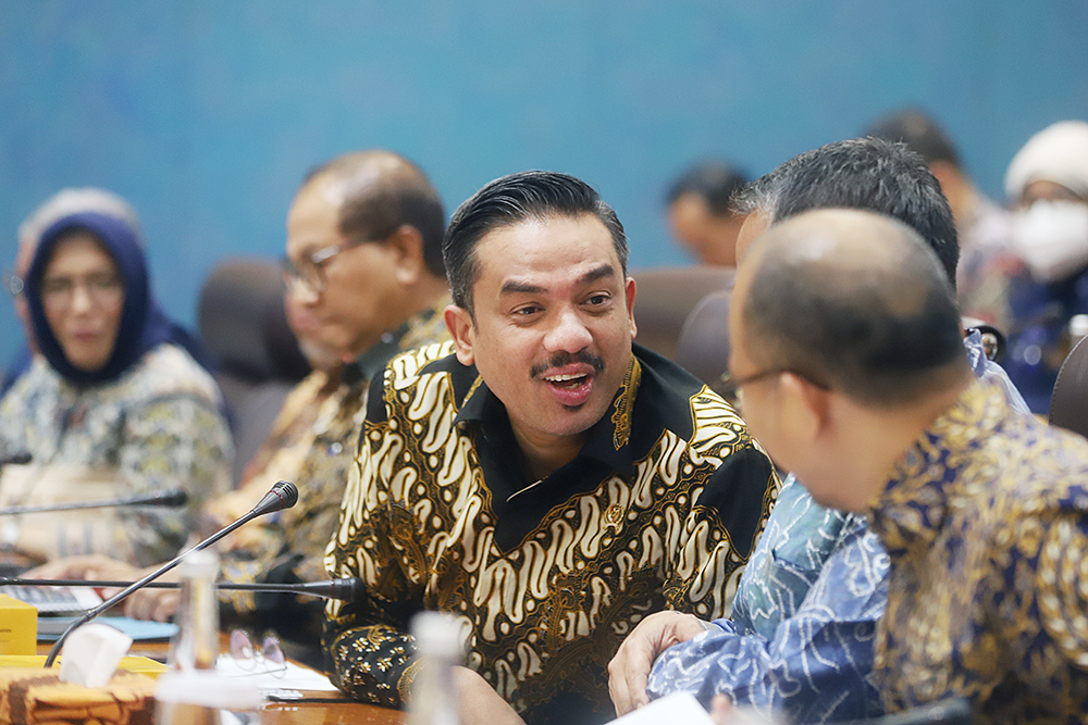 Menteri UMKM Maman Abdurrahman menyampaikan paparan pada rapat kerja dengan Komisi VII DPR. (BeritaNasional/Elvis Sendouw)