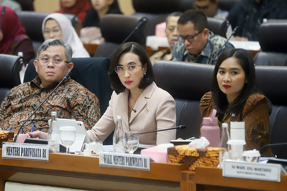 Menteri Pariwisata Widiyanti Putri Wardhana memberikan penjelasan dalam rapat kerja bersama Komisi VII DPR. (BeritaNasional/Elvis Sendouw)