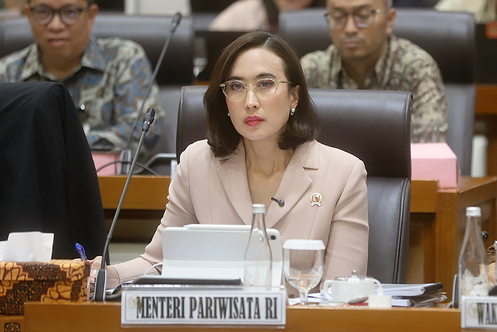 Menpar Widiyanti Putri Wardhana memberikan penjelasan dalam rapat kerja bersama Komisi VII DPR. (BeritaNasional/Elvis Sendouw)