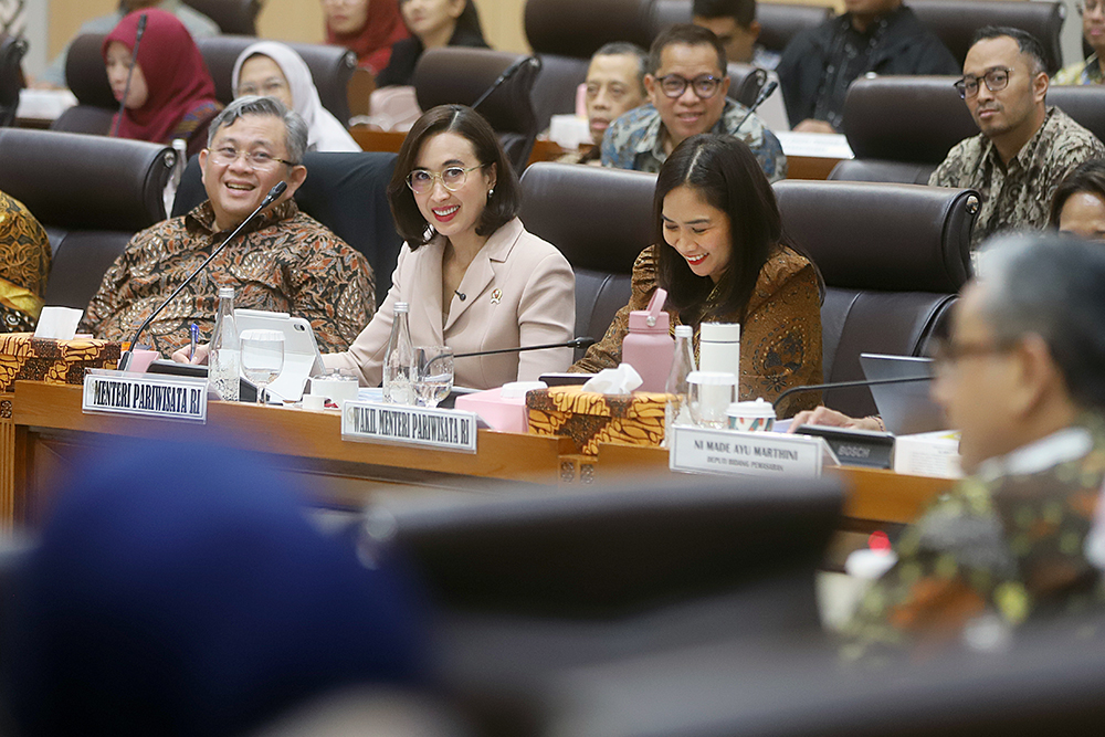 Menteri Pariwisata Widiyanti Putri Wardhana memberikan penjelasan dalam rapat kerja bersama Komisi VII DPR. (BeritaNasional/Elvis Sendouw)