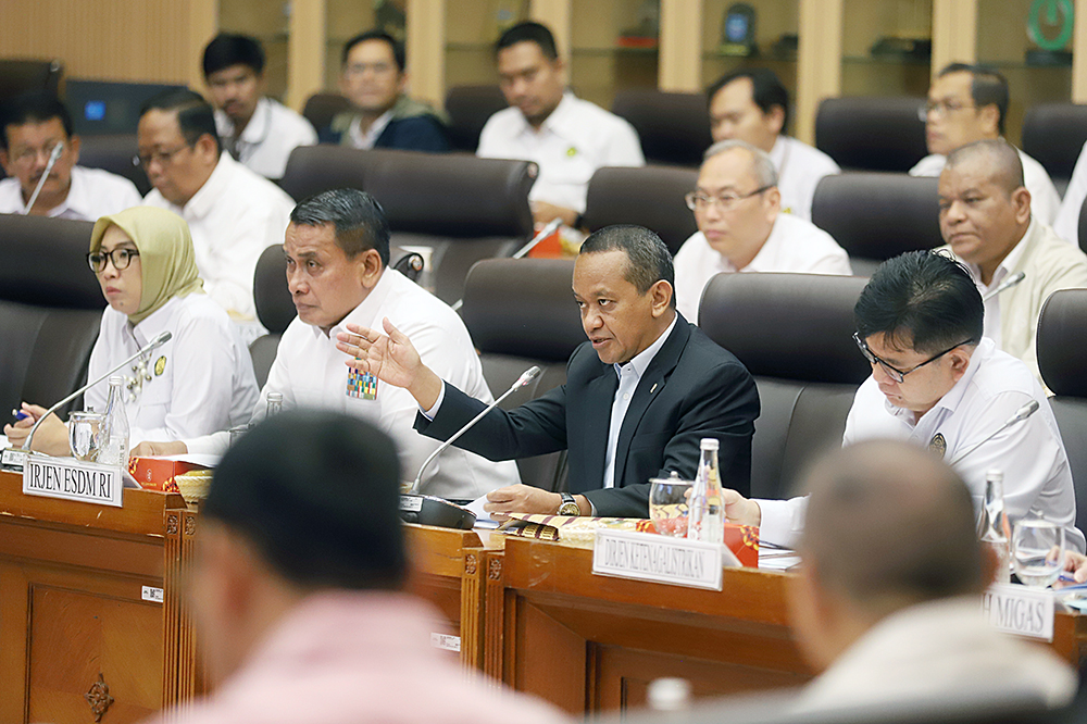 Rapat kerja komisi VII bersama Menteri ESDM Bahlil Lahadalia bahas anggaran tahun 2025. (BeritaNasional/Elvis Sendouw)