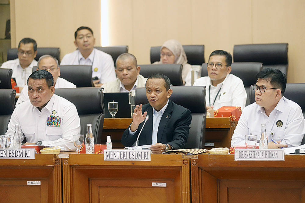 Rapat kerja komisi VII bersama Menteri ESDM Bahlil Lahadalia bahas anggaran tahun 2025. (BeritaNasional/Elvis Sendouw)