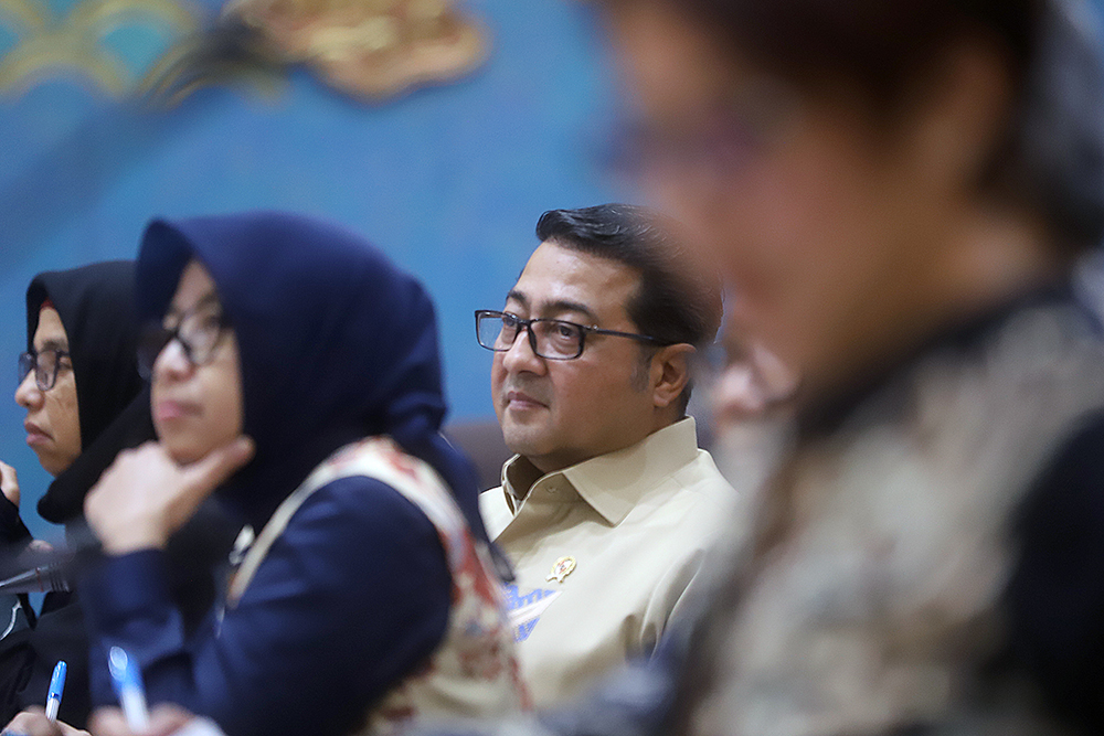 Menteri Ekonomi Kreatif/Kepala Badan Ekonomi Kreatif Teuku Riefky Harsya menyampaikan paparan pada rapat kerja dengan Komisi VII DPR. (BeritaNasional/Elvis Sendouw)