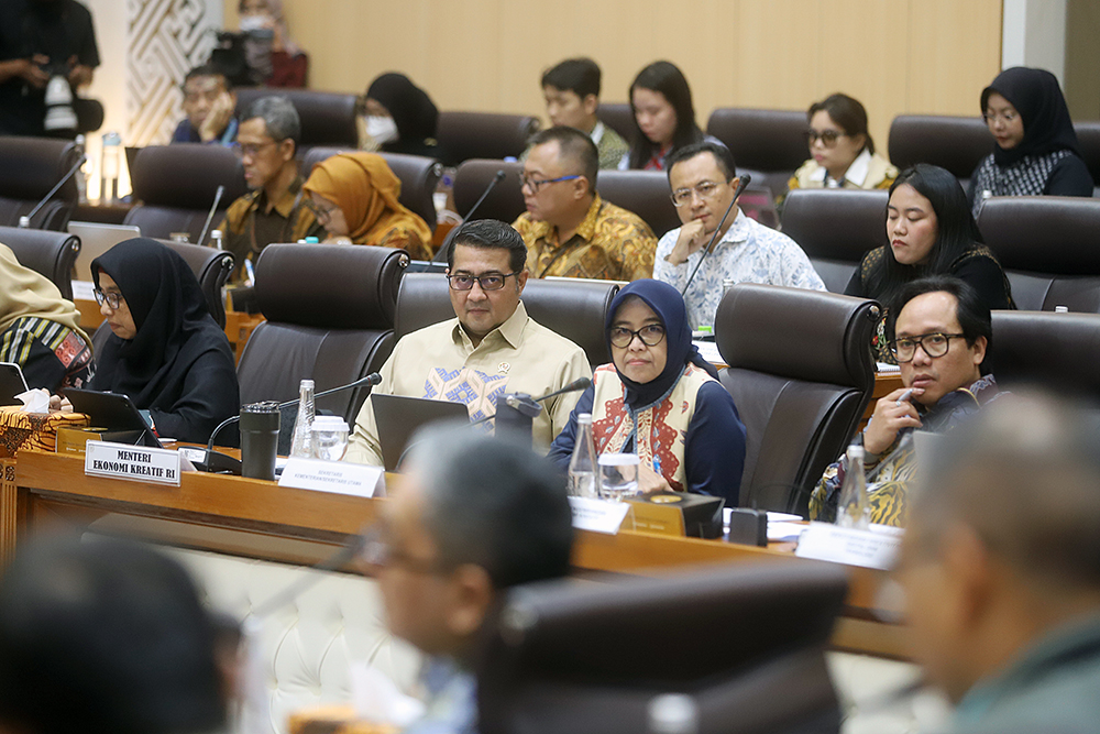 Menteri Ekonomi Kreatif/Kepala Badan Ekonomi Kreatif Teuku Riefky Harsya menyampaikan paparan pada rapat kerja dengan Komisi VII DPR. (BeritaNasional/Elvis Sendouw)
