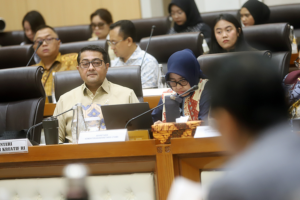 Menteri Ekonomi Kreatif/Kepala Badan Ekonomi Kreatif Teuku Riefky Harsya menyampaikan paparan pada rapat kerja dengan Komisi VII DPR. (BeritaNasional/Elvis Sendouw)