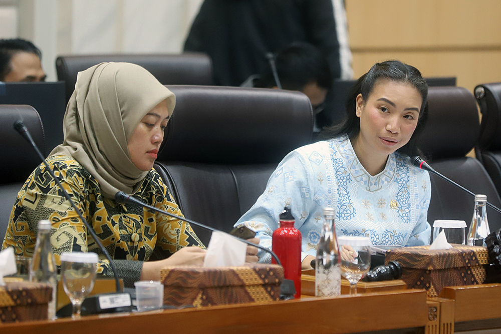 Menteri Ekonomi Kreatif/Kepala Badan Ekonomi Kreatif Teuku Riefky Harsya menyampaikan paparan pada rapat kerja dengan Komisi VII DPR. (BeritaNasional/Elvis Sendouw)