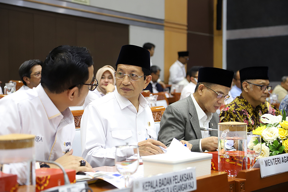 Rapat Kerja Komisi VIII bersama Kemenag, Kemenhub, dan Kemenkes membahas penyelenggaraan Haji. (BeritaNasional/Elvis Sendouw)