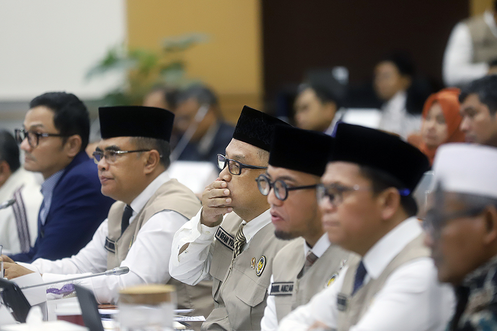 Menteri Haji dan Umrah Mochamad Irfan Yusuf  bersama Wakil Menteri Haji dan Umrah Dahnil Anzar Simanjuntak mengikuti rapat kerja bersama komisi VIII DPR. (BeritaNasional/Elvis Sendouw)
