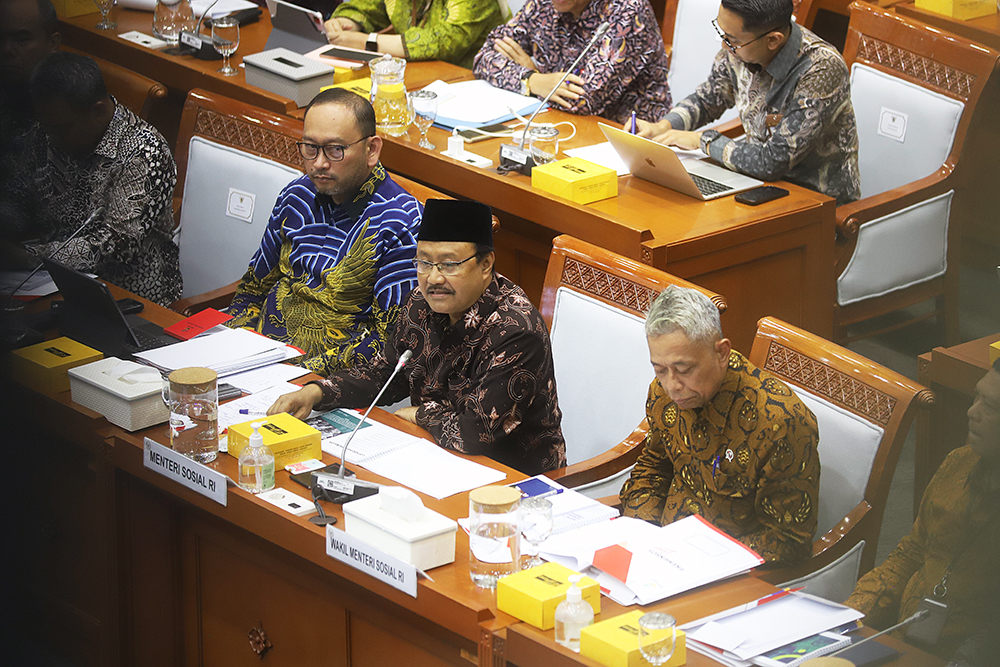 Menteri Sosial Saifullah Yusuf bersama jajaran Kemensos mengikuti Rapat Kerja bersama Komisi VIII. (BeritaNasional/Elvis Sendouw)