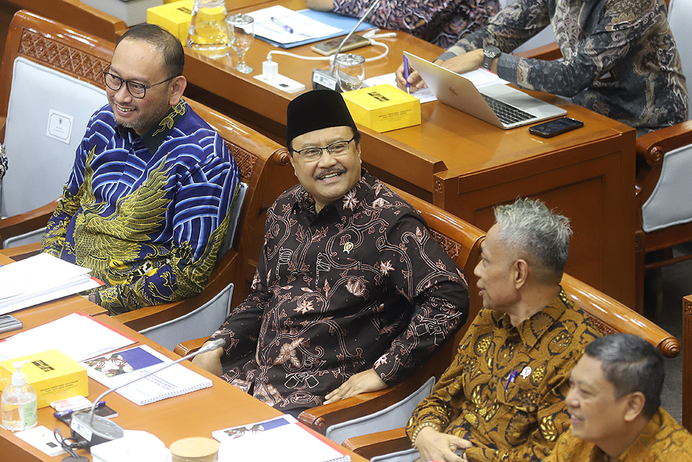 Menteri Sosial Saifullah Yusuf bersama jajaran Kemensos mengikuti Rapat Kerja bersama Komisi VIII. (BeritaNasional/Elvis Sendouw)