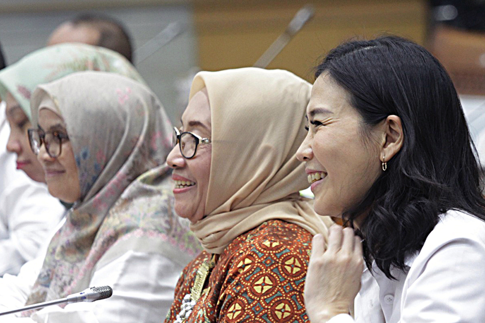 Menteri Pemberdayaan Perempuan dan Perlindungan Anak (PPPA) Arifatul Choiri Fauzi (kiri) bersama Wakil Menteri PPPA Veronica Tan (kanan) bahas program kerja. (BeritaNasional/Elvis Sendouw)