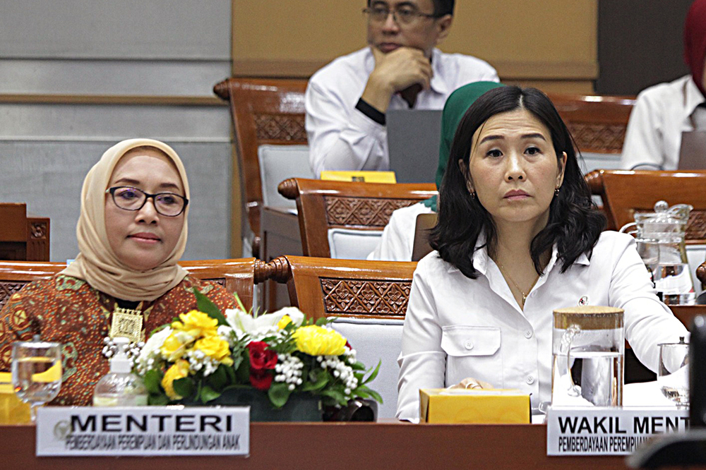 Menteri Pemberdayaan Perempuan dan Perlindungan Anak (PPPA) Arifatul Choiri Fauzi (kiri) bersama Wakil Menteri PPPA Veronica Tan (kanan) bahas program kerja. (BeritaNasional/Elvis Sendouw)