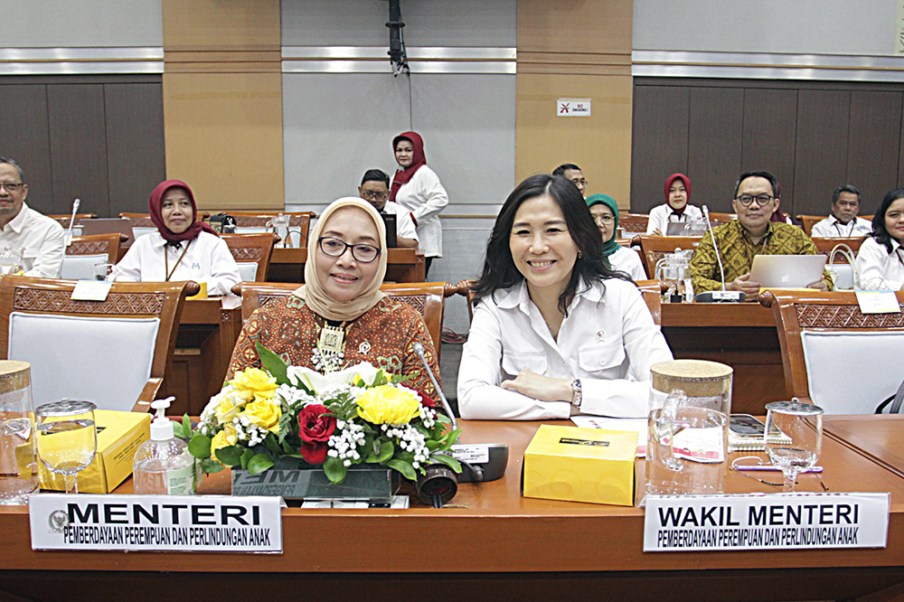 Menteri Pemberdayaan Perempuan dan Perlindungan Anak (PPPA) Arifatul Choiri Fauzi (kiri) bersama Wakil Menteri PPPA Veronica Tan (kanan) bahas program kerja. (BeritaNasional/Elvis Sendouw)