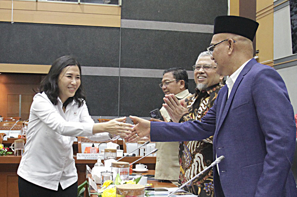 Menteri Pemberdayaan Perempuan dan Perlindungan Anak (PPPA) Arifatul Choiri Fauzi (kiri) bersama Wakil Menteri PPPA Veronica Tan (kanan) bahas program kerja. (BeritaNasional/Elvis Sendouw)