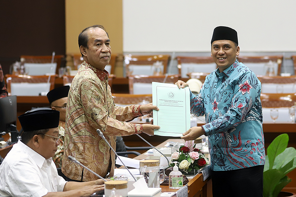 Wakil Menteri Agama Saiful Rahmat Dasuki (tengah) bersama Sekjen Kemenag M Ali Ramdhani (kedua kanan), dan Kepala Pusat Kesehatan Haji Kementerian Kesehatan Liliek Marhaendro Susilo (kedua kiri) mengikuti Rapat Kerja dengan Komisi VIII DPR. (BeritaNasional/Elvis Sendouw)