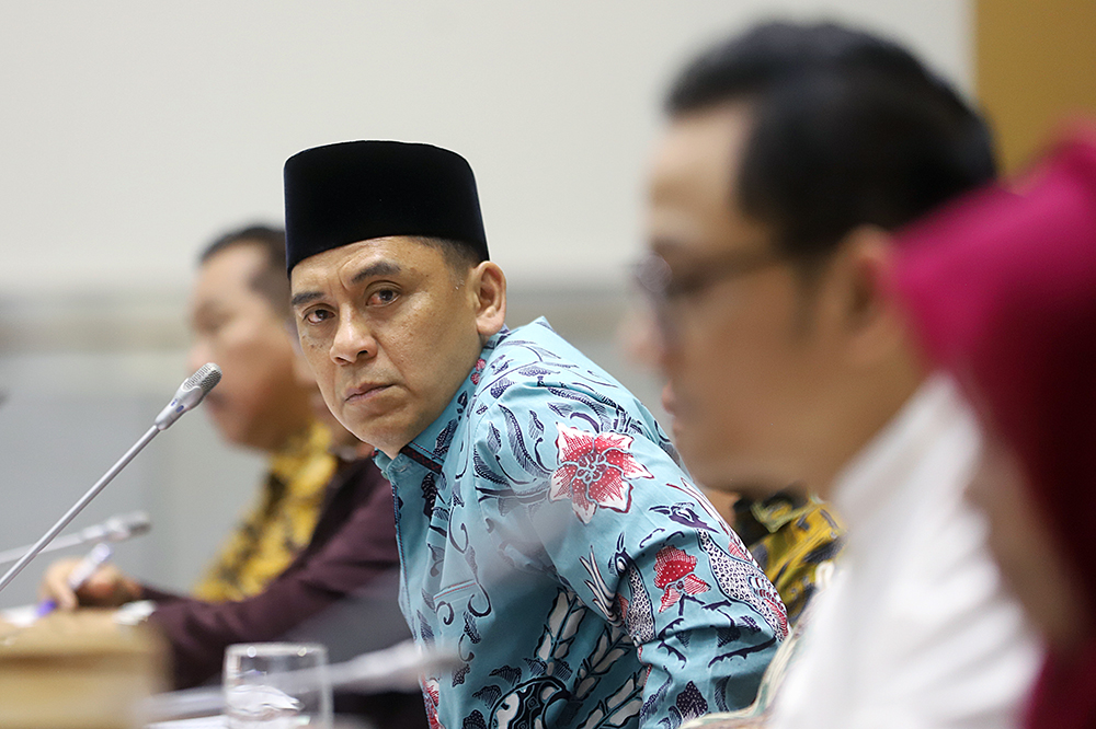 Wakil Menteri Agama Saiful Rahmat Dasuki (tengah) bersama Sekjen Kemenag M Ali Ramdhani (kedua kanan), dan Kepala Pusat Kesehatan Haji Kementerian Kesehatan Liliek Marhaendro Susilo (kedua kiri) mengikuti Rapat Kerja dengan Komisi VIII DPR. (BeritaNasional/Elvis Sendouw)