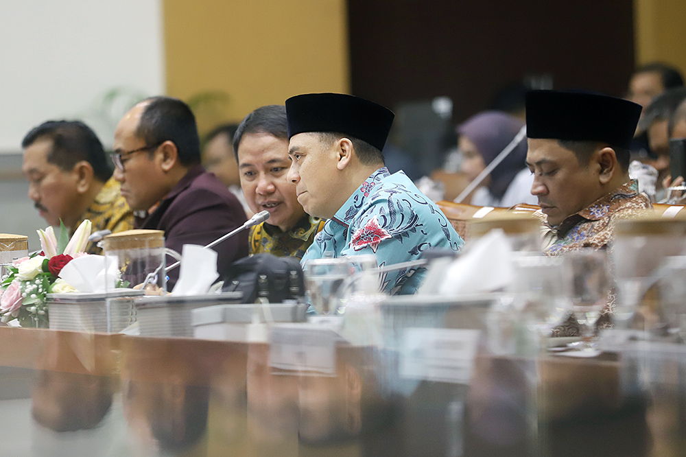 Wakil Menteri Agama Saiful Rahmat Dasuki (tengah) bersama Sekjen Kemenag M Ali Ramdhani (kedua kanan), dan Kepala Pusat Kesehatan Haji Kementerian Kesehatan Liliek Marhaendro Susilo (kedua kiri) mengikuti Rapat Kerja dengan Komisi VIII DPR. (BeritaNasional/Elvis Sendouw)