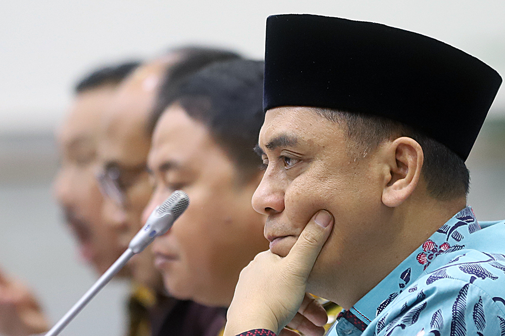 Wakil Menteri Agama Saiful Rahmat Dasuki (tengah) bersama Sekjen Kemenag M Ali Ramdhani (kedua kanan), dan Kepala Pusat Kesehatan Haji Kementerian Kesehatan Liliek Marhaendro Susilo (kedua kiri) mengikuti Rapat Kerja dengan Komisi VIII DPR. (BeritaNasional/Elvis Sendouw)