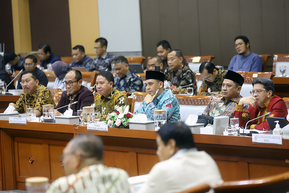 Wakil Menteri Agama Saiful Rahmat Dasuki (tengah) bersama Sekjen Kemenag M Ali Ramdhani (kedua kanan), dan Kepala Pusat Kesehatan Haji Kementerian Kesehatan Liliek Marhaendro Susilo (kedua kiri) mengikuti Rapat Kerja dengan Komisi VIII DPR. (BeritaNasional/Elvis Sendouw)