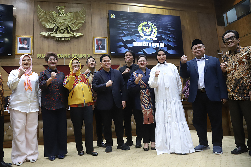 Pimpinan dan anggota Komisi X berfoto bersama dengan Wamenpora dan PSSI dalam rapat kerja komisi X. (BeritaNasional/Elvis Sendouw)