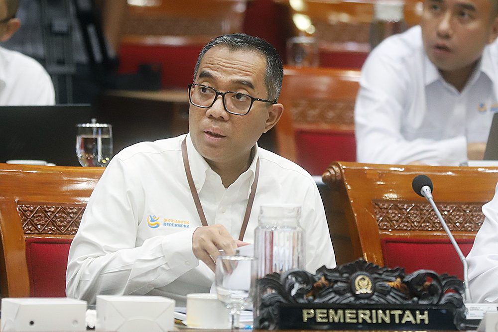 Menteri Pendidikan Tinggi, Sains, dan Teknologi Brian Yuliarto memberikan penjelasan dalam rapat kerja Komisi X DPR. (BeritaNasional/Elvis Sendouw)