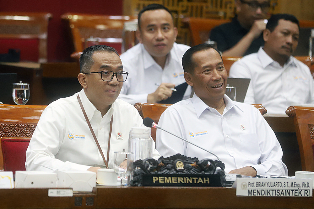 Menteri Pendidikan Tinggi, Sains, dan Teknologi Brian Yuliarto memberikan penjelasan dalam rapat kerja Komisi X DPR. (BeritaNasional/Elvis Sendouw)