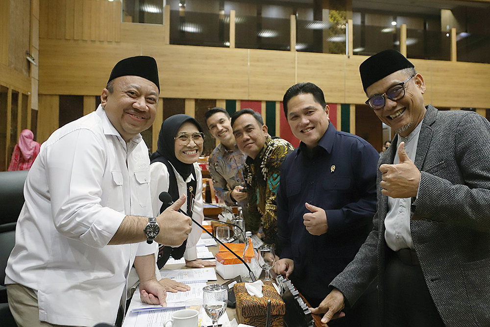 Menteri Pemuda dan Olahraga sekaligus Ketua Umum PSSI, Erick Thohir mengikuti rapat kerja bersama komisi X DPR bahas naturalisasi. (BeritaNasional/Elvis Sendouw)