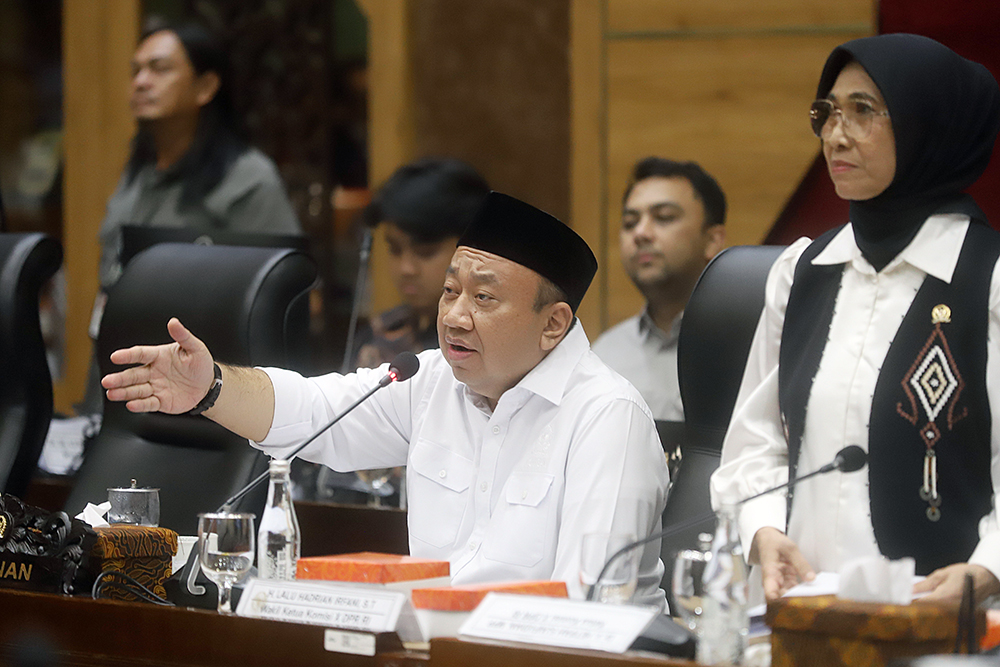 Menteri Pemuda dan Olahraga sekaligus Ketua Umum PSSI, Erick Thohir mengikuti rapat kerja bersama komisi X DPR bahas naturalisasi. (BeritaNasional/Elvis Sendouw)