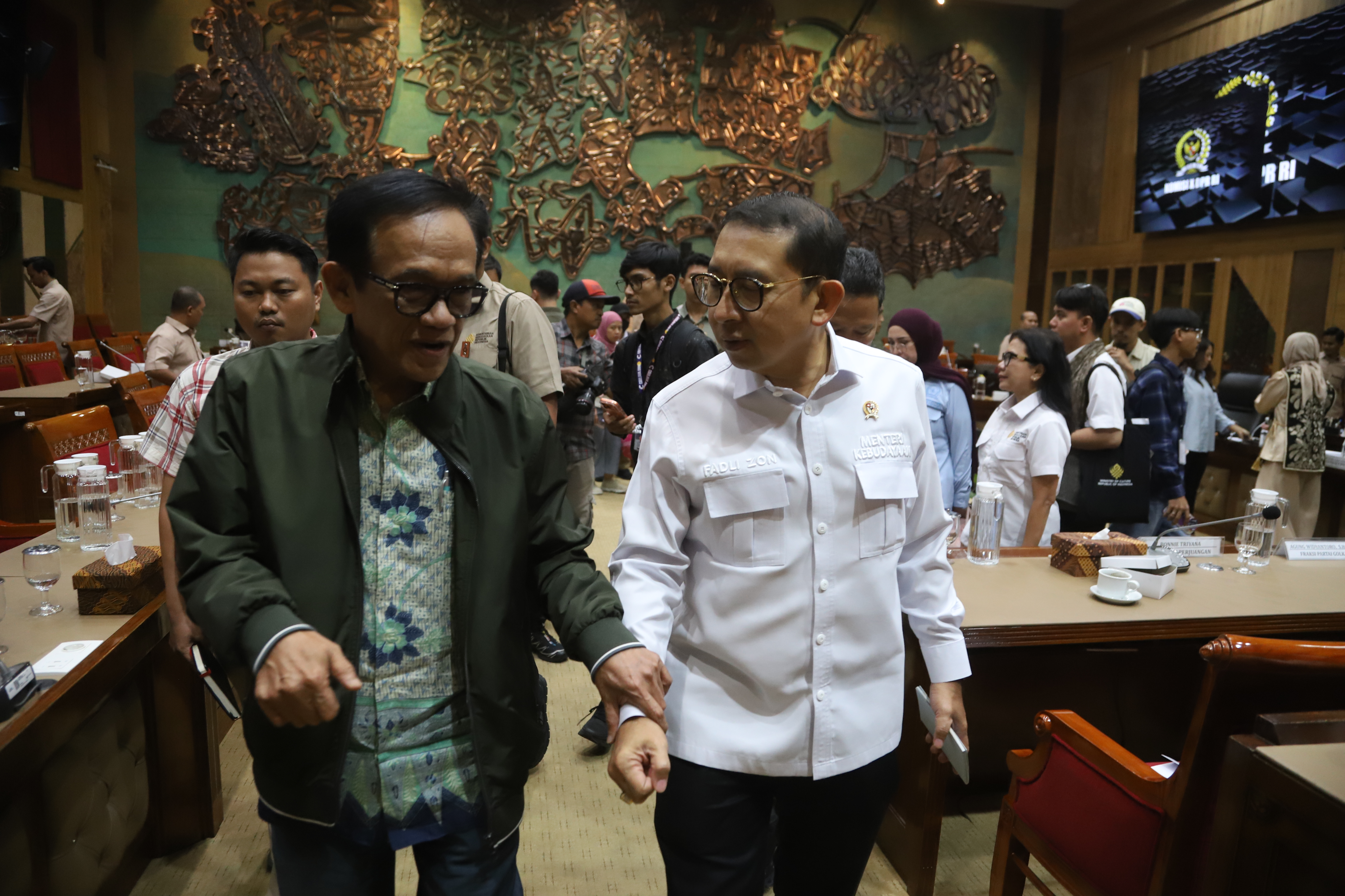 Menteri Kebudayaan Fadli Zon bersama Wakil Menteri Kebudayaan Giring Ganesha berbincang dengan Ketua Komisi X DPR RI Hetifah Sjaifudian. (BeritaNasional/Elvis Sendouw)