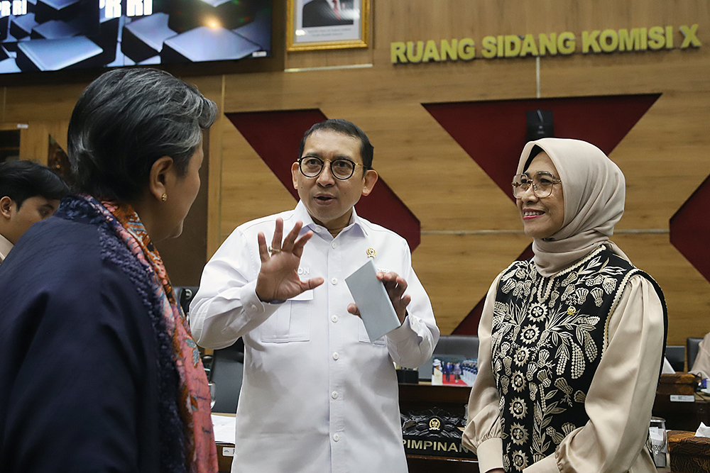 Menteri Kebudayaan Fadli Zon bersama Wakil Menteri Kebudayaan Giring Ganesha berbincang dengan Ketua Komisi X DPR RI Hetifah Sjaifudian. (BeritaNasional/Elvis Sendouw)