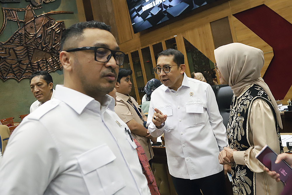 Menteri Kebudayaan Fadli Zon bersama Wakil Menteri Kebudayaan Giring Ganesha berbincang dengan Ketua Komisi X DPR RI Hetifah Sjaifudian. (BeritaNasional/Elvis Sendouw)