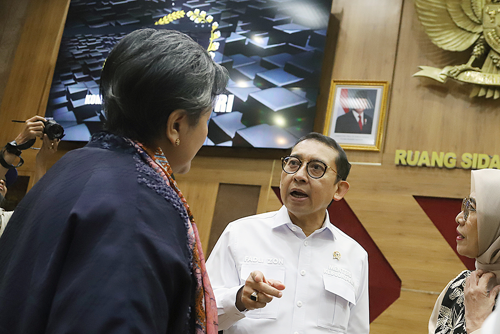 Menteri Kebudayaan Fadli Zon bersama Wakil Menteri Kebudayaan Giring Ganesha berbincang dengan Ketua Komisi X DPR RI Hetifah Sjaifudian. (BeritaNasional/Elvis Sendouw)