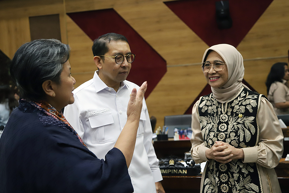 Menteri Kebudayaan Fadli Zon bersama Wakil Menteri Kebudayaan Giring Ganesha berbincang dengan Ketua Komisi X DPR RI Hetifah Sjaifudian. (BeritaNasional/Elvis Sendouw)