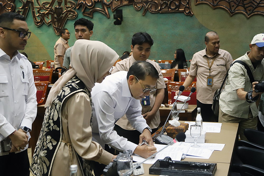 Menteri Kebudayaan Fadli Zon bersama Wakil Menteri Kebudayaan Giring Ganesha berbincang dengan Ketua Komisi X DPR RI Hetifah Sjaifudian. (BeritaNasional/Elvis Sendouw)