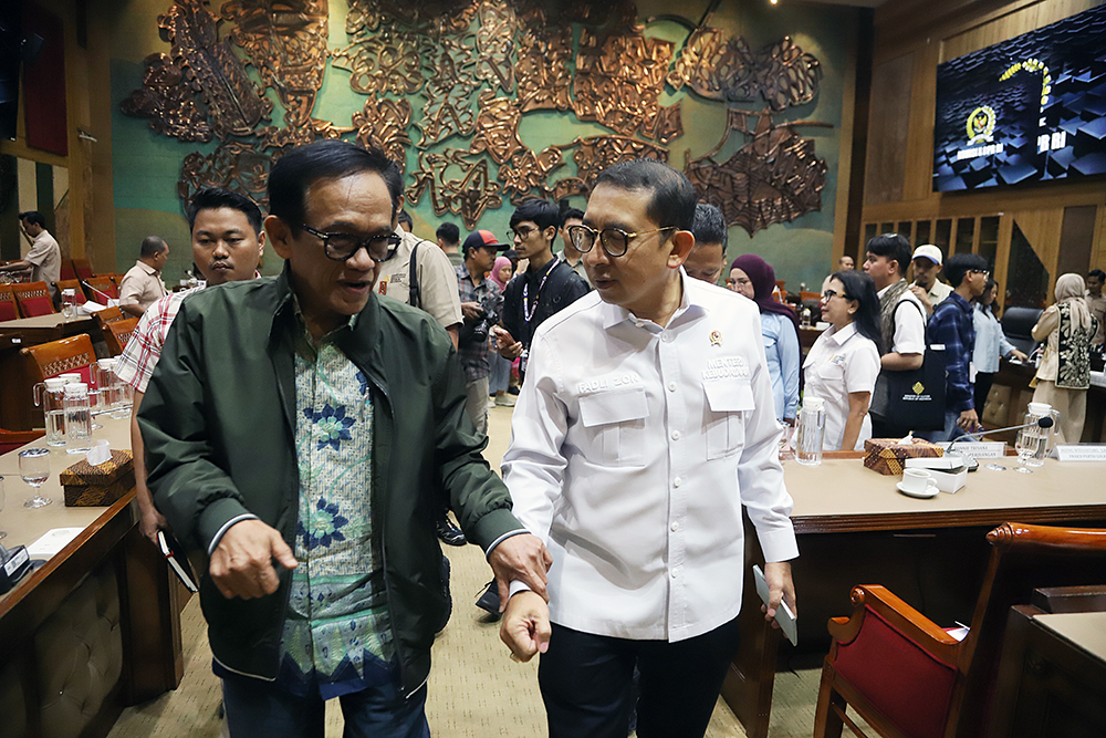 Menteri Kebudayaan Fadli Zon bersama Wakil Menteri Kebudayaan Giring Ganesha berbincang dengan Ketua Komisi X DPR RI Hetifah Sjaifudian. (BeritaNasional/Elvis Sendouw)