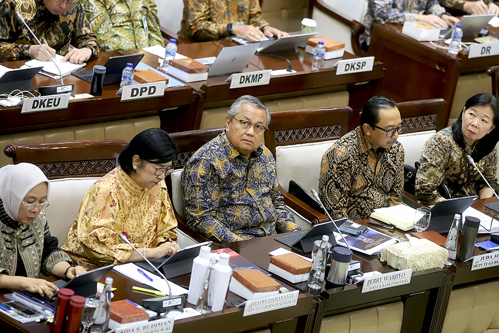 Gubernur Bank Indonesia Perry Warjiyo mengikuti rapat kerja bersama komisi XI. (BeritaNasional/Elvis Sendouw)
