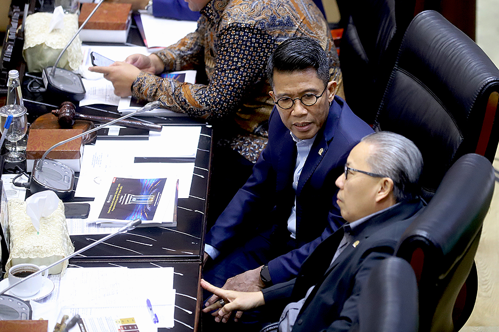 Gubernur Bank Indonesia Perry Warjiyo mengikuti rapat kerja bersama komisi XI. (BeritaNasional/Elvis Sendouw)