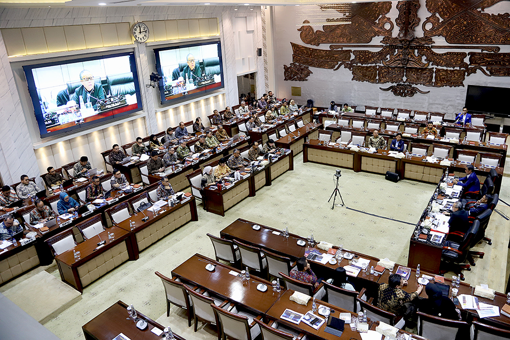 Gubernur Bank Indonesia Perry Warjiyo mengikuti rapat kerja bersama komisi XI. (BeritaNasional/Elvis Sendouw)