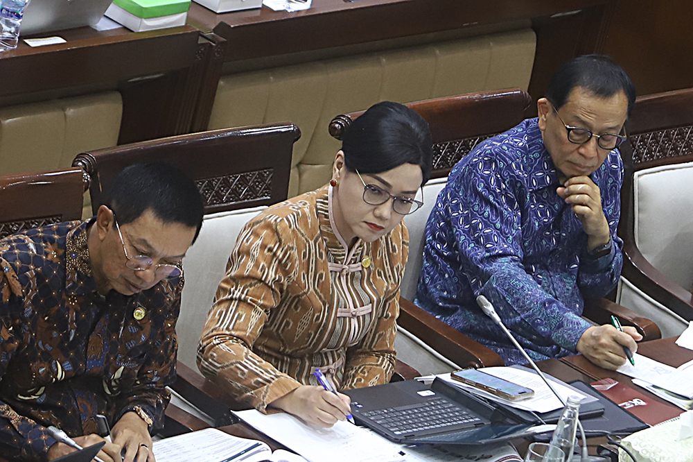 Ketua Dewan Komisioner OJK Friderica Widyasari Dewi bersama jajaran OJK mengikuti rapat kerja bersama Komisi XI DPR. (BeritaNasional/Elvis Sendouw)