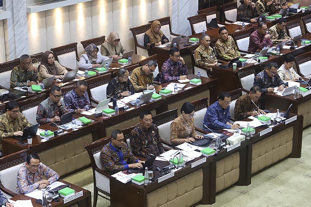 Ketua Dewan Komisioner OJK Friderica Widyasari Dewi bersama jajaran OJK mengikuti rapat kerja bersama Komisi XI DPR. (BeritaNasional/Elvis Sendouw)