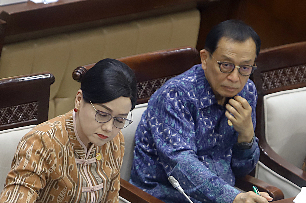 Ketua Dewan Komisioner OJK Friderica Widyasari Dewi bersama jajaran OJK mengikuti rapat kerja bersama Komisi XI DPR. (BeritaNasional/Elvis Sendouw)