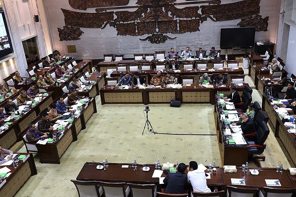 Ketua Dewan Komisioner OJK Friderica Widyasari Dewi bersama jajaran OJK mengikuti rapat kerja bersama Komisi XI DPR. (BeritaNasional/Elvis Sendouw)