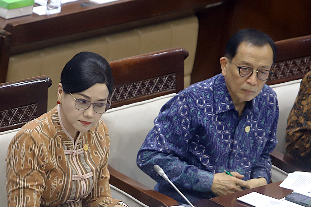 Ketua Dewan Komisioner OJK Friderica Widyasari Dewi bersama jajaran OJK mengikuti rapat kerja bersama Komisi XI DPR. (BeritaNasional/Elvis Sendouw)