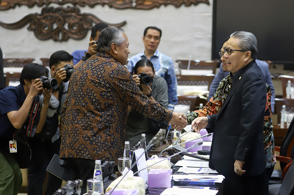 Gubernur Bank Indonesia (BI) Perry Warjiyo menghadiri rapat kerja komisi XI DPR. (BeritaNasional/Elvis Sendouw)